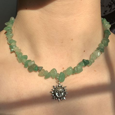 Hand Made Necklaces, Boho Jewelry Aesthetic, How To Make Crystal Necklace, Crystal Necklaces Aesthetic, Handmade Necklace Ideas, Alternative Necklace, Sun Fairy, Crystal Chip Necklace, Crystal Jewerly