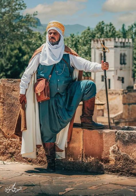 Mourad Ziani, un homme en costume traditionnel de la ville de Bousaâda, en Algérie. Mourad Ziani, a man in traditional dress from the city of Bousaâda, Algeria. Algerian Clothing, Modern Photographers, Folk Costume, Photos Of Women, Traditional Dress, Celebrity Dresses, People Around The World, Traditional Dresses, Traditional Outfits