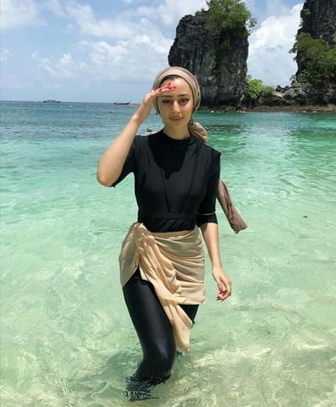 Outfit Renang Hijab, Beach Hijab Outfit Ideas, Modest Swimming Suits, Hijabi Beach Outfit, Modest Beach Outfit, Turban Styles, Modest Outfits Muslim, Ootd Idea, Muslim Swimwear