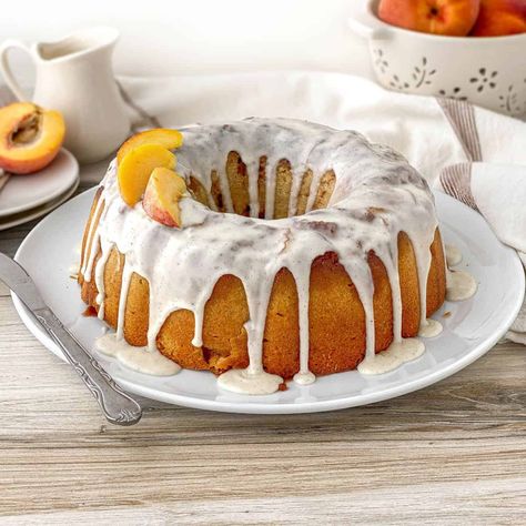 This Peach Cobbler Pound Cake is a delicious cinnamon-peach pound cake with a gooey brown sugar top, drizzled with a vanilla bourbon glaze! Peach Cobbler Pound Cake, Chocolate Extract, Peach Pound Cakes, Chocolate Loaf Cake, Moist Lemon Cake, Peach Tart, Vanilla Bourbon, Bourbon Glaze, Peach Desserts