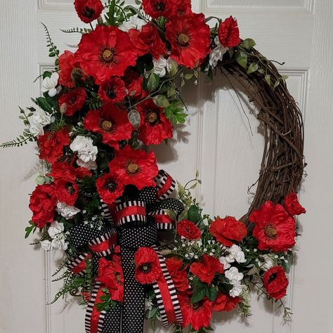 Red Poppy grapevine front door wreath. Poppy Wreath, White Wreath, Mini Roses, Diy Garden Projects, Remembrance Day, Red Poppy, Wreath Crafts, Beautiful Wreath, Valentines Gift