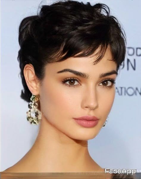 Natalie Portman Pixie Cut, Formal Pixie Hairstyles Classy, Color Short Hair Ideas, Old Hollywood Short Hair, Pixie Cut 90s, Pixie For Thick Hair, Modern Pixie Haircut, Blonde Hair Short Hair, Ear Length Bob