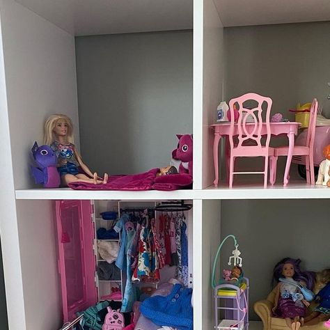 Daisy Upton | FIVE MINUTE MUM on Instagram: "KALLAX BARBIE HOUSE…Flo recently asked for a house for her Barbie’s but because we already have enough big stuff cluttering up the place I decided to clear a couple of bits of our IKEA Kallax unit out instead. Her Barbie furniture is mostly stuff from when I was a child, retro! But she was thrilled with this when she got home. You could easily create the same with cardboard boxes (see @sydney.piercey for ideas!) You don’t have to buy new toys to spa Ikea Kallax Barbie House, Kallax Barbie House, Kallax Unit, Ikea Kallax Unit, Billy Ikea, Kallax Shelf, I Was A Child, Ikea Kallax, Kallax Ikea