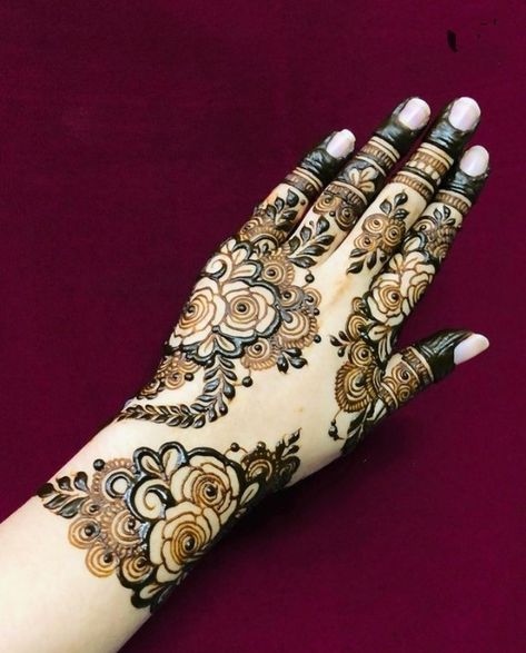 Mahinde Design, Soccer Instagram, Crossfit Photography, Yoga Strong, Simple Mehandi, Front Mehndi Design, Khafif Mehndi Design, Hand Flower, Beautiful Henna