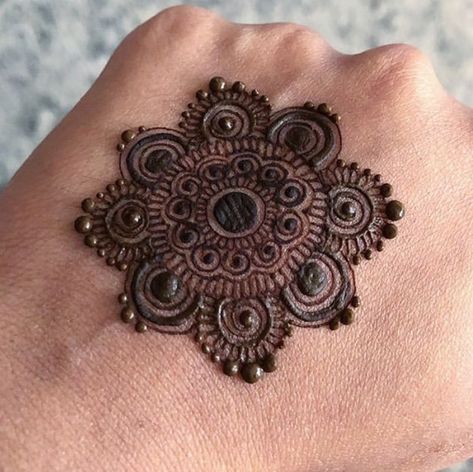 Tikki Mehndi Design, Tikki Mehndi, Front Mehndi Design, Tato Henna, Mehndi Designs For Kids, Simple Mehndi Designs Fingers, Very Simple Mehndi Designs, Full Mehndi Designs, Henna Tattoo Designs Simple