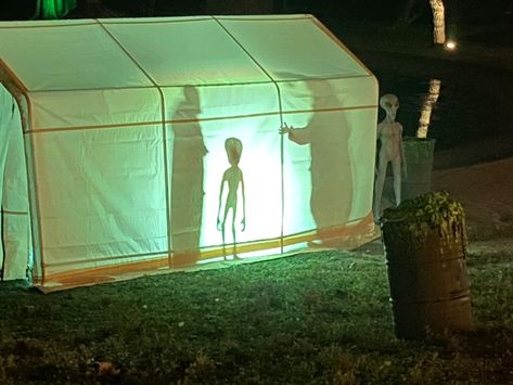 Area 51 Halloween Decorations, Alien Crash Site Halloween, Alien Invasion Halloween Decor, Alien Invasion Halloween, Ufo Halloween Decorations, Alien Haunted House, Alien Halloween Party, Diy Alien Decorations, Area 51 Halloween Decor