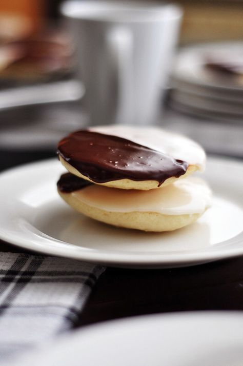 Black And White Cookie Recipe, New York Cookies, White Cookies, Black And White Cookies, White Cookie, New York Black And White, Chocolate Glaze, Perfect Cookie, Köstliche Desserts