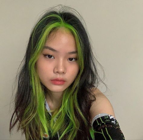 Green Hair Streaks, Black And Green Hair, Neon Green Hair, Dark Green Hair, Hair Color Underneath, Peekaboo Hair, Blonde Hair With Bangs, Beautiful Blonde Hair, Neon Hair