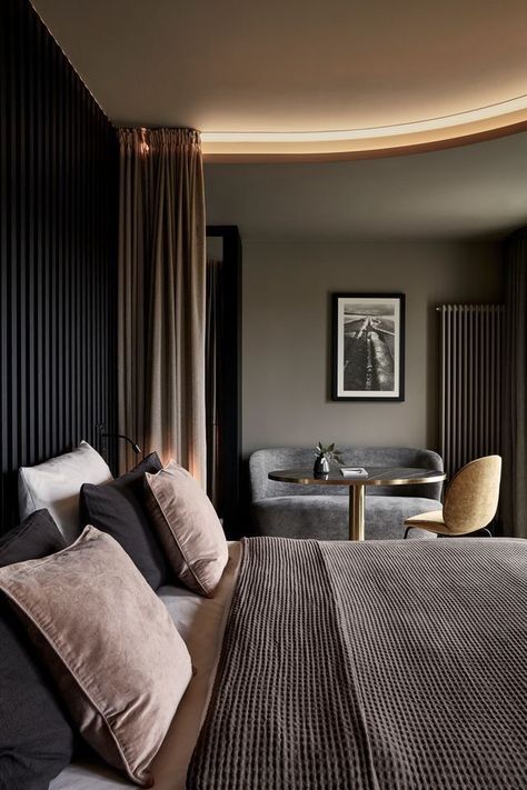 Dark makes so much sense in hotel rooms (and bedrooms for that matter). Neutral Bedrooms, Hotel Room Design, Hotel Interior Design, Minimalist House Design, Hus Inspiration, Bedroom Hotel, Hotel Decor, Hotel Style, Hotel Interior