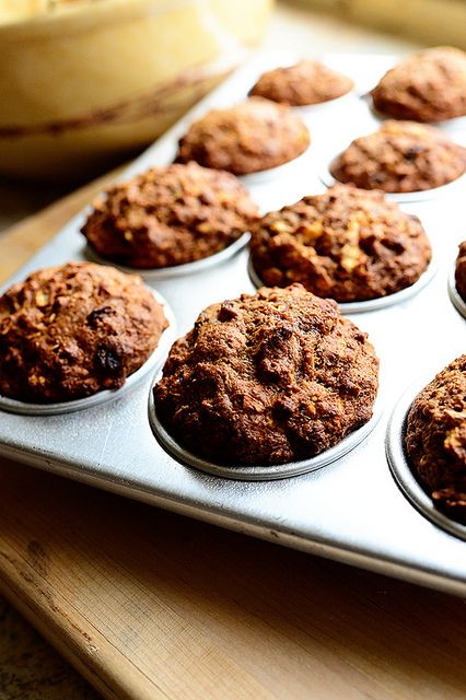 My Mom's Muffins: From Pioneer Woman. A healthy, delicious muffin with bananas, flax seed, molasses and raisins. Muffins Blueberry, Applesauce Muffins, Carrot Muffins, Zucchini Muffins, Pioneer Woman Recipes, Freezer Cooking, Healthy Muffins, Breakfast Muffins, Crushed Pineapple