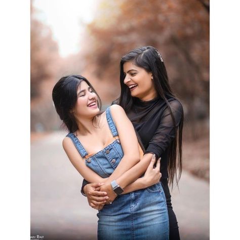 Photo Idea With Sister, 2 Besties Poses, Photos Poses With Friends, Twinning Poses With Sister, Best Friend Photo Poses Ideas, Sister Sister Photoshoot, Poses For Two Sisters, Poses For 2 Sisters, Photography Poses For Best Friends