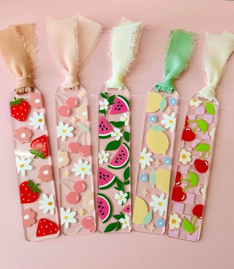 Preppy Bookmark Ideas, Cute Acrylic Bookmarks, Acrylic Bookmarks Diy, Diy Acrylic Bookmark, Cool Bookmark Ideas, Cricut Bookmark Ideas, Acrylic Bookmark Ideas, Cute Bookmark Ideas, Book Marks Diy