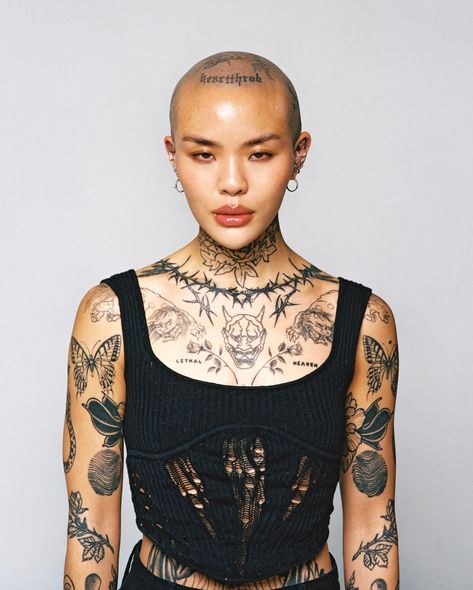 Mei Pang Tattoo, Bald Tattoo, Symmetrical Tattoos, Symmetrical Tattoo, Tattoos Instagram, Tatoo Inspiration, Buzzed Hair, Natural Hair Short Cuts, Tattoo People