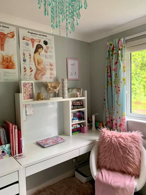 Med Student Bedroom, Nurse Bedroom Aesthetic, Student Desk Aesthetic, Midwifery Student Motivation, Med Student Desk Setup, Nursing Student Desk Ideas, Midwife Office, Bedroom Student Ideas, Uni Desk Ideas