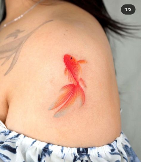 Fishbowl Tattoo, Tiny Fish Tattoo, Goldfish Tattoo, Tiny Fish, Tattoo Simple, Fish Tattoo, Style Tattoo, Back Tattoo, Goldfish