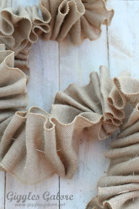 Garland Tutorial, Diy Ruffle, Burlap Garland, Burlap Christmas Tree, Diy Christmas Tree Topper, Flocked Christmas Trees Decorated, Christmas Wreaths Diy Easy, Minimalist Christmas Tree, Diy Burlap