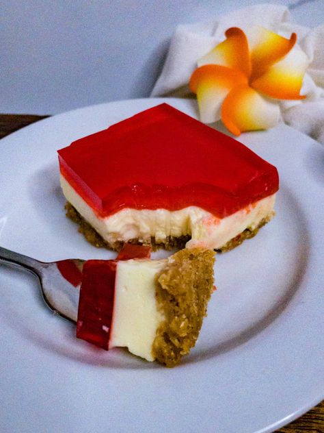 Jello No Bake Cheesecake, Hawaiian Dessert Recipes, Graham Dessert, Graham Cracker Dessert, Raspberry Jello, No Bake Cheesecake Recipe, Jello Cheesecake, Cracker Dessert, Jello Mold Recipes