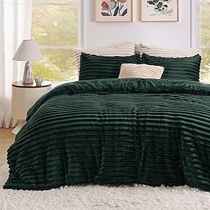 Emerald And Cream Bedroom, Dark Green Comforter Bedroom, Olive Green Bed, Dark Green Bedding, Flannel Texture, Faux Fur Comforter, Bed Inspo, Fleece Bedding, Fur Comforter