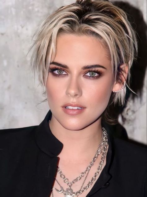 Kirsten Stewart Makeup, Kristen Stewart Aesthetic, Kristian Stwart, Kristen Stewart Makeup, Layered Bob With Side Bangs, Kristen Stewart Eyes, Kristen Stewart Short Hair, Bob With Side Bangs, Lesbian Hair