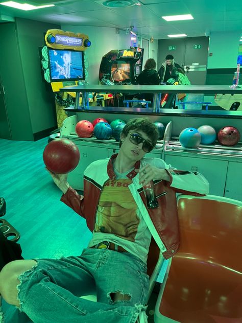 Rockstar Photoshoot Men, Bowling Photoshoot Picture Ideas, Bowling Pics Aesthetic, Aesthetic Bowling Pictures, 1980s Photoshoot, Bowling Aesthetic Pictures, Bowling Alley Photoshoot, Bowling Photoshoot, Bowling Photos