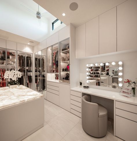 Closet With Makeup Vanity, Closet With Vanity, Master Closet Design, Beauty Room Vanity, Closet Vanity, Dressing Room Closet, Dream Closet Design, Closet Design Layout, Beautiful Closets