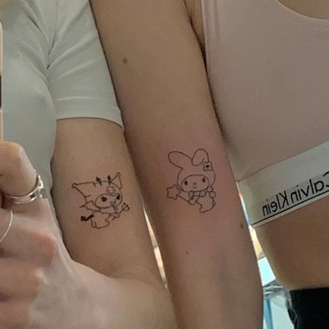 Tatuaje Hello Kitty, Maching Tattoos, Cute Matching Tattoos, Matching Friend Tattoos, Bestie Tattoo, Hello Kitty Tattoos, Bff Tattoos, Cute Little Tattoos, Cute Tiny Tattoos