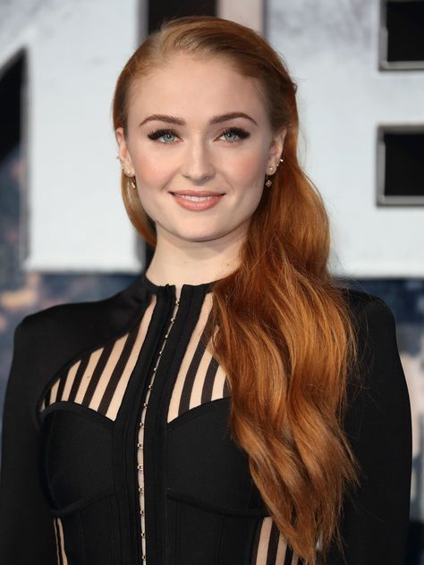 Sophie Turner Dyes Her Hair Platinum Blonde | Allure.com Balayage Auburn, Sophia Turner, Auburn Balayage, Hair Blond, Gra O Tron, Copper Hair Color, Hair Color Auburn, Sophie Turner, Auburn Hair