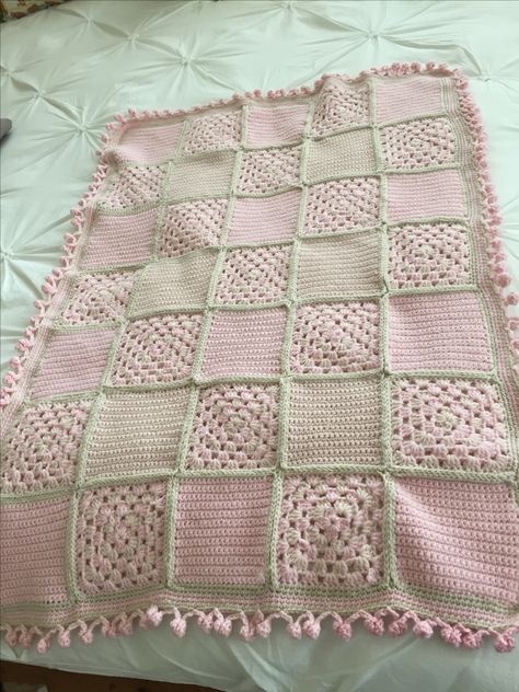 Baby Blanket Ideas Crochet, Pink Crochet Blanket Ideas, Chrocet Blankets Aesthetic, Crochet Pink Blanket, Crochet Blanket Aesthetic, Pink Crochet Blanket, Pink And White Crochet Blanket, Blankets To Make, Pink Baby Crochet Blanket