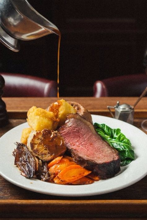 The best classic British foods (and where to get them in London) British Roast Dinner, Sunday Roast Dinner, Roast Beef Dinner, Crockpot Roast, Good Roasts, One Dish Dinners, Pub Food, Roast Dinner, Sunday Lunch