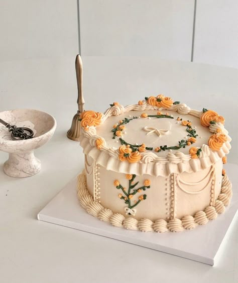 Fall Lambeth Cake, Autumn Cakes Decorating, Vintage Icing Cake, Vintage Fall Cake, Gold Vintage Cake, Orange Birthday Cake, Floral Birthday Cake, Lambeth Cake, Bakery Party