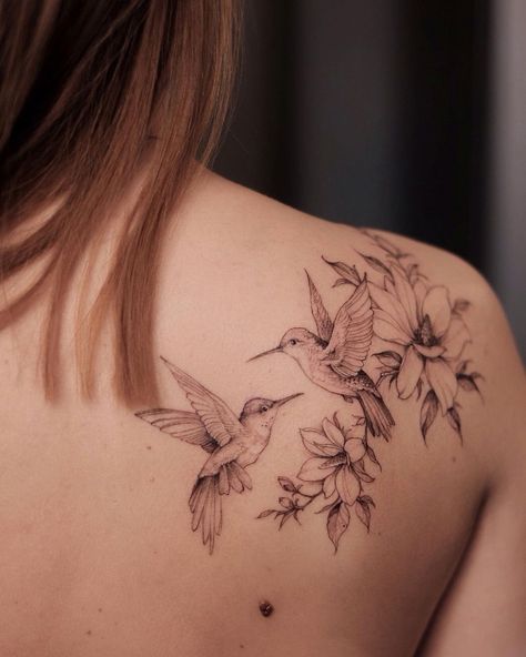 Hummingbird Outline Tattoo, Hummingbird Outline, Hummingbird Tattoo Black, Hummingbird Flower Tattoos, Bird Shoulder Tattoos, Bird Tattoos For Women, Vogel Tattoo, Floral Tattoo Shoulder, Remembrance Tattoos