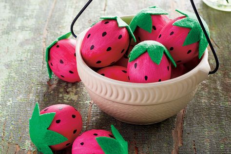 Easter Strawberry, Hand Painted Easter Eggs, Easter Egg Projects, Cool Easter Eggs, Easter Egg Decorating Ideas, Egg Decorating Ideas, Painted Easter Eggs, Easter Egg Dye, Easter Tablescapes