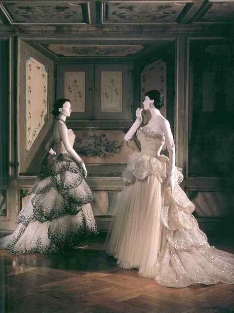 Christian Dior dresses from 1949 named "Junon" on the left and "Venus" on the right Couture, Dior Couture Gowns, Christian Dior Dress, Vintage Haute Couture, Dior Dresses, Dior Dress, Venus Dresses, Dior Haute Couture, Vintage Couture