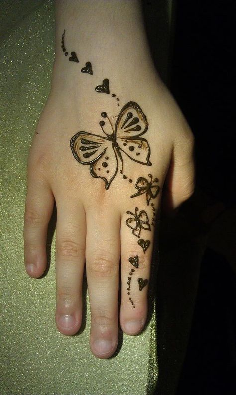 Easy Henna Butterfly, Henna For Little Kids, Mehandi Tattoo Design Simple, Henna Butterfly Design, Butterfly Mehendi Designs, Henna Tattoo Designs Butterfly, Kid Henna, Mehandi Tattoo Design, Butterfly Mehendi