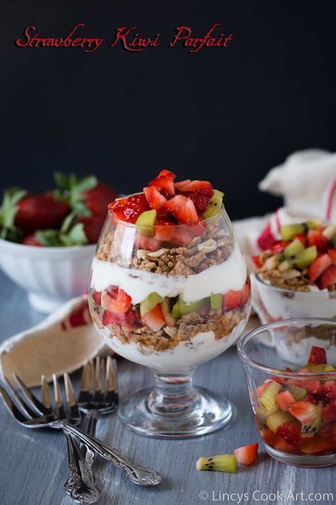 Strawberry Parfait Recipes, Kiwi Dessert, Healthy Parfait, Parfait Bar, Parfait Recipe, Strawberry Parfait, Strawberry Breakfast, Recipe Strawberry, Parfait Breakfast