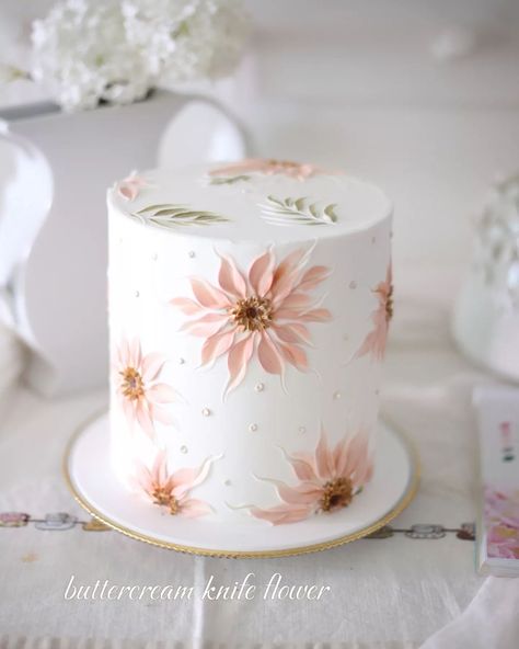 Easy Floral Cake, Floral Cake Design Birthday, Floral Birthday Cakes, Simple Floral Cake, Floral Cake Design, Beautiful Cake Designs, Elegant Birthday Cakes, Simple Cake Designs, Fashion Cakes