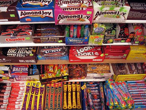 Ever have a problem with your kids eating too much candy? Here are some tips for teaching your children with moderation when it comes to buying and eating candy. #tips #tipsforkids #tipsforchildren #toomuchcandy #moderation #thehealthyhomeeconomist Charleston Chew, Sugar Detox Recipes, Sugar Detox Diet, Movie Theatre, Sugar Detox, High Fructose Corn Syrup, Candy Bars, Detox Smoothie, Detox Diet