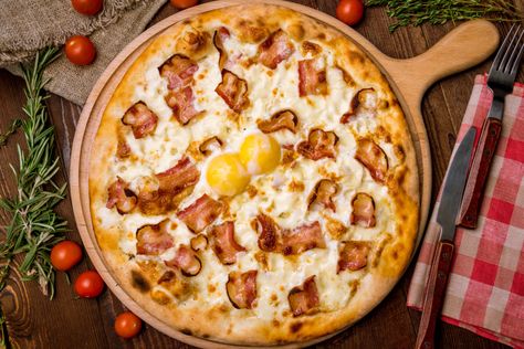 How to make anytime breakfast pizza on the grill (great for when the power’s out!) Carbonara Pizza, New Haven Pizza, Pizza Carbonara, National Pizza Month, Breakfast Pizzas, Pizza On The Grill, Feta Pizza, Quick Pizza Dough, Bacon And Sausage