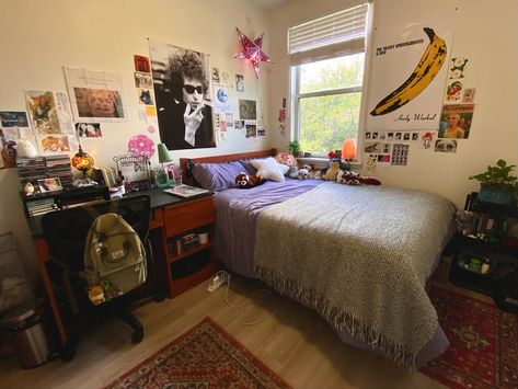 Rocker Dorm Room, 90s Dorm Room Aesthetic, Quirky Dorm Room, Alt College Dorm, 80s Dorm Room, Smith College Dorm, 90s Dorm Room, Small Uni Room Ideas Uk, Witchy Dorm Room