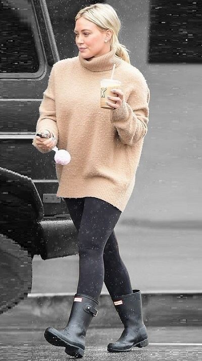 Rugby Mum Outfit, Hunter Welly Outfit, Hilary Duff Winter Style, Welly Outfits, Rainboots Outfit Winter, Rain Outfits, Venus Signs, Rainboots Outfit, Comfy Jeans Outfit