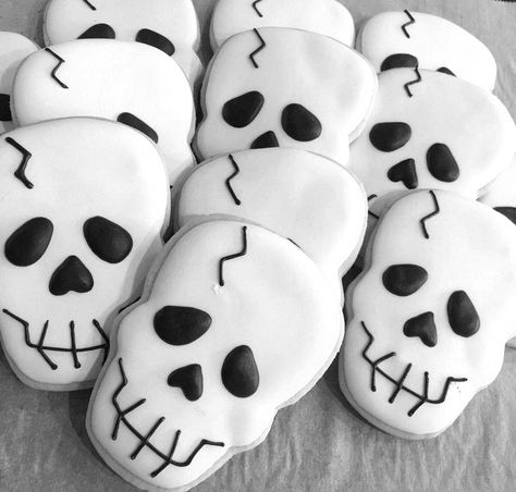 Halloween Skull Cookies Decorated, Skull Cookie Decorating, Purim Cookies, Skeleton Birthday, Skeleton Cookies, Emoji Cookie, Skull Cookies, Halloween Sugar Cookies, Halloween Dessert