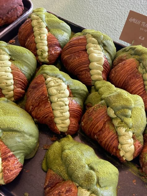 Matcha Croissant, Yummy Comfort Food, Pastry And Bakery, Pastry Shop, Bakery Cafe, Cute Desserts, Wine And Dine, Food Obsession, Cafe Food