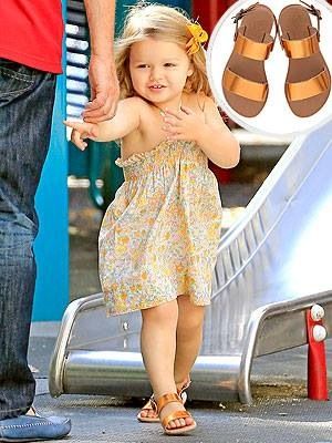 Harper Seven Beckham Harper Seven Beckham, Kids Street Style, Harper Beckham, Baby Trolley, Suri Cruise, Famous Kids, Posh Spice, Celebrity Kids, Metallic Sandals