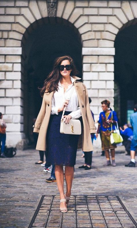 A completely classic and timeless look everyone can wear. Navy pencil skirt, white button down and trench. Navy Blue Lace Skirt Outfit, Blue Lace Skirt Outfit, Navy Blue Pencil Skirt Outfit, Class Woman, Brunch Outfit Winter, Navy Pencil Skirt, Tan Coat, Rock Outfit, Clothing Staples