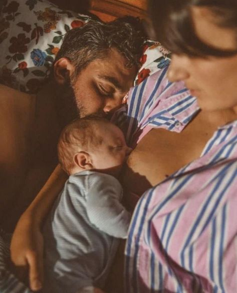 Parents With Baby, Aesthetic Family, Mother Baby Photography, I Want A Baby, Future Mommy, Mommy Goals, Physical Intimacy, Dream Family, Pregnant Couple