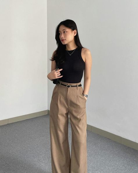 16 Amazing Beige Pants Outfit Ideas To Wear On Casual Days - The Wandering Girl Beige Pants Outfit Ideas, Khaki Pants Outfit Women, Beige Jeans Outfit, Tan Pants Outfit, Beige Pants Outfit, Super Casual Outfits, Slacks Outfit, Brown Pants Outfit, Khaki Pants Outfit