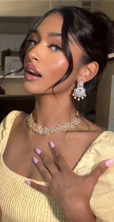 Simple Desi Wedding Makeup, Makeup Eid Look, Indian Prom Makeup, Indian Wedding Makeup Simple, Makeup Looks On Indian Skin, Glam Makeup Indian Skin, Natural Makeup On Indian Skin, Indian Face Makeup, Douyin Makeup Indian