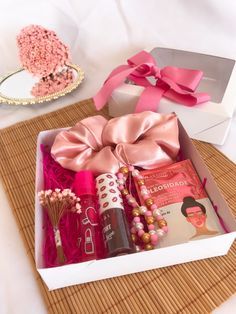 BIRTHDAY on Pinterest Girl Gift Baskets, Anniversaire Diy, Cute Gifts For Friends, Diy Birthday Gifts For Friends, Good Birthday Presents, Creative Birthday Gifts, Birthday Gifts For Best Friend, Idul Fitri, Happy Birthday Gifts