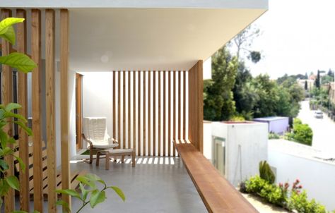 Casa La Floresta / Alventosa Morell Arquitectes Wood Slates, Vertical Slats Wall, Timber Screen, Diy Outdoor Seating, Pavers Backyard, Timber Screens, Privacy Fence Designs, Timber Slats, Privacy Landscaping