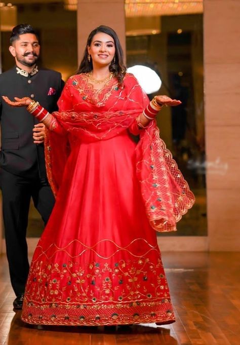 Punjabi Bridal Reception Outfit, Punjabi Reception Outfit, Punjabi Reception, Bridal Reception Outfit, New Wedding Dress Indian, Bridal Suits Punjabi, Suit Painting, Boutique Suit, Reception Outfits